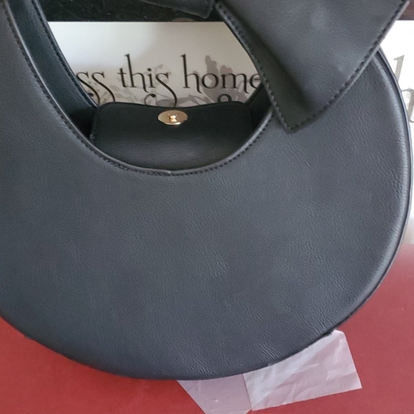 Bloomingdale's  black exclusive bow satchel dust cover two left five stars - Picture 5 of 7